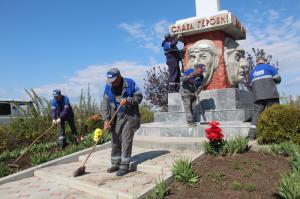 В селе Золотое Саратовской области газовики отреставрировали мемориал «Слава героям!»
