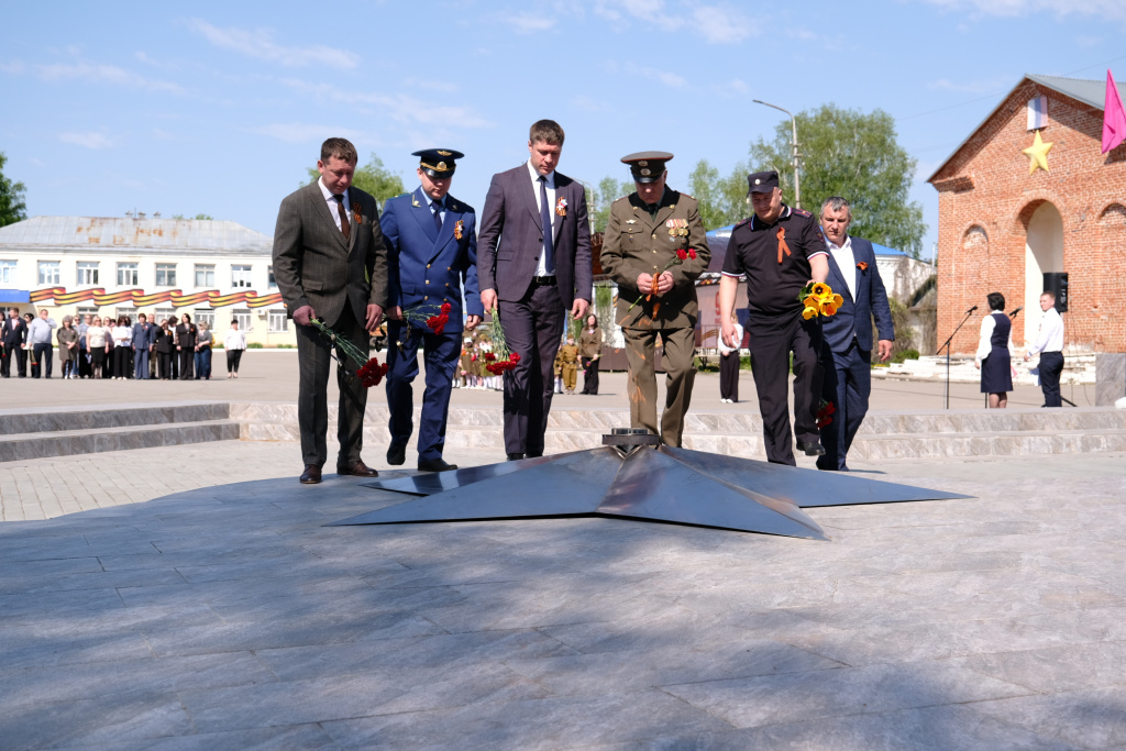 Участники мероприятия возлагают цветы к мемориалу.JPG