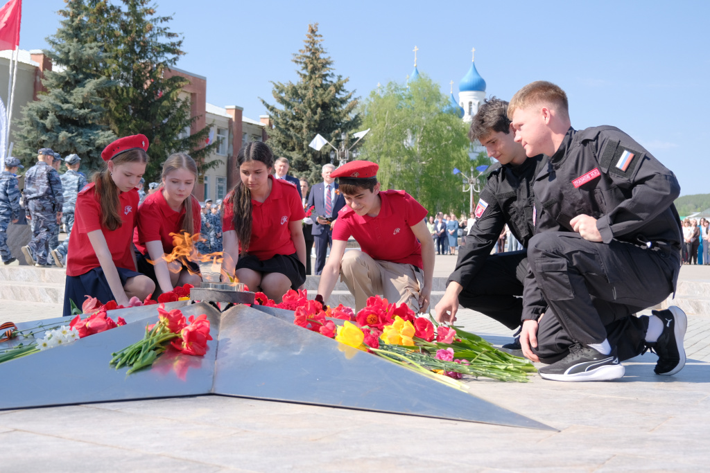 Возложение цветов к мемориалу в с. Балтай.JPG